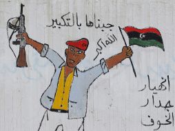 Imagen de un mural que muestra a un rebelde libio mientras celebra la liberación de Libia. EFE  /