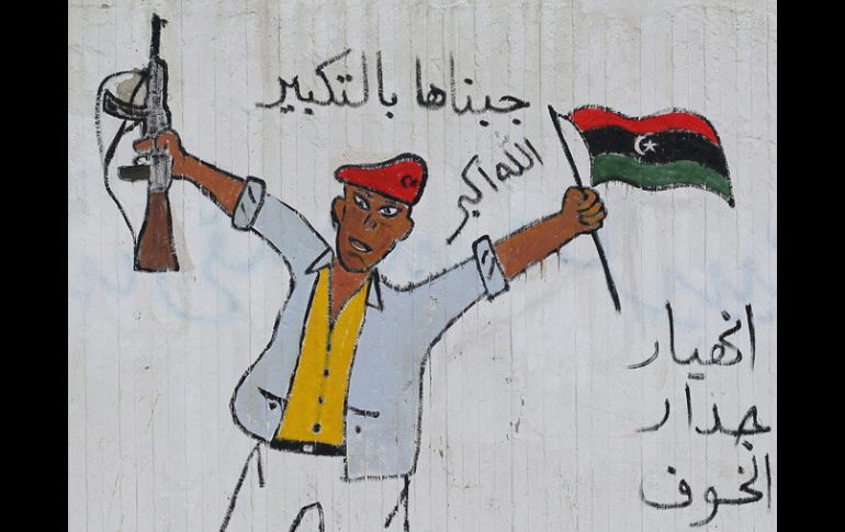 Imagen de un mural que muestra a un rebelde libio mientras celebra la liberación de Libia. EFE  /