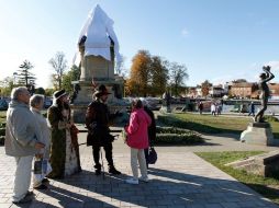 Actores en traje de época platican con turistas junto a la estatua cubierta de Shakespeare en Stratford-upon-Avon. REUTERS  /