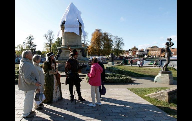 Actores en traje de época platican con turistas junto a la estatua cubierta de Shakespeare en Stratford-upon-Avon. REUTERS  /