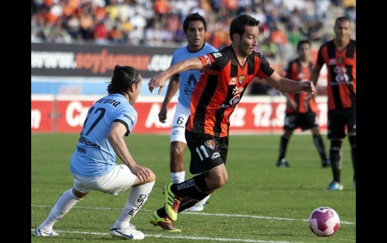 En su último encuentro contra Jaguares, San Luis (izquierda) perdió 3 a 1. AFP  /