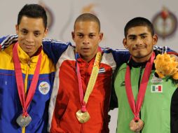 Sergio Rada (izq.), Sergio Álvarez (centro) y José Lino Montes (der.) reciben preseas panamericanas. MEXSPORT  /