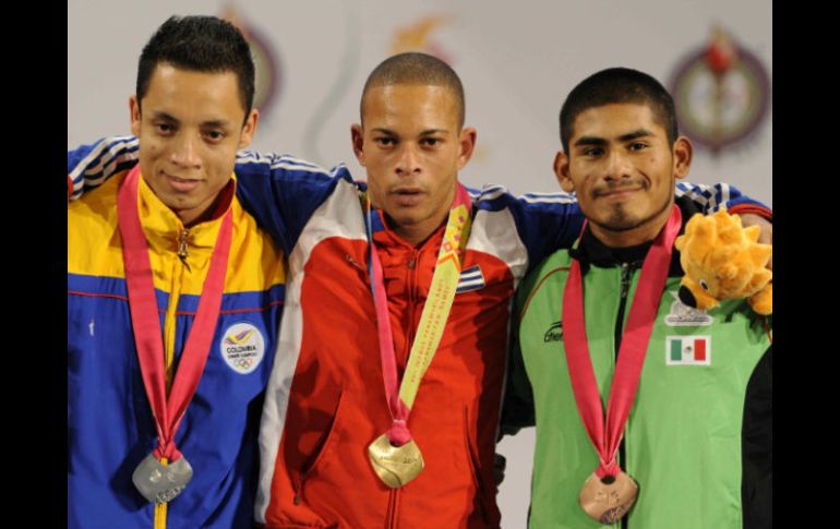 Sergio Rada (izq.), Sergio Álvarez (centro) y José Lino Montes (der.) reciben preseas panamericanas. MEXSPORT  /