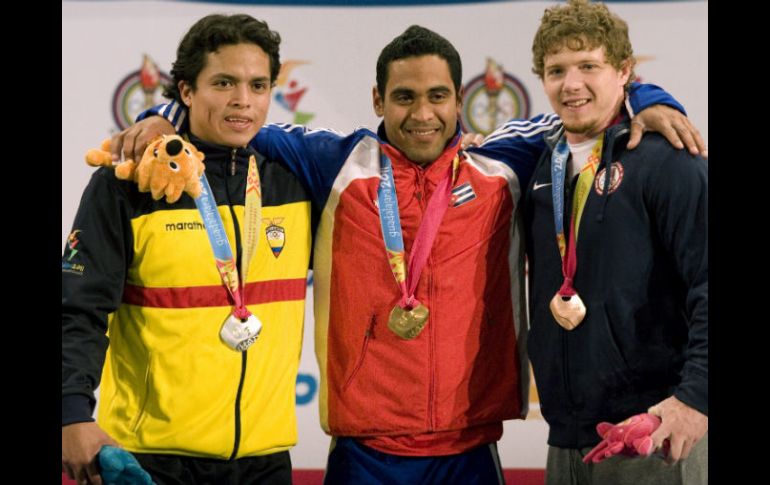 Iván Cambar (c), medalla de oro; José Ocando (i), medalla de plata y Chad Vaughn (d), medalla de bronce, celebran su victoria. EFE  /