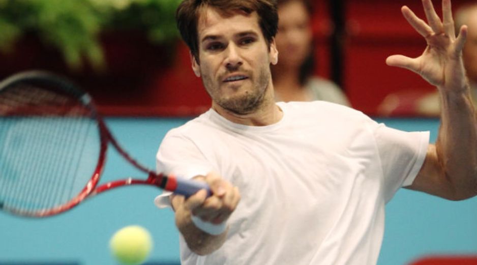 Tommy Haas regresa un pase a Juan Ignacio Chela durante el tornao de viena. REUTERS  /