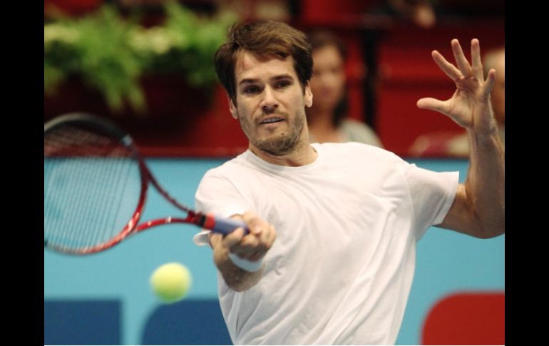 Tommy Haas regresa un pase a Juan Ignacio Chela durante el tornao de viena. REUTERS  /