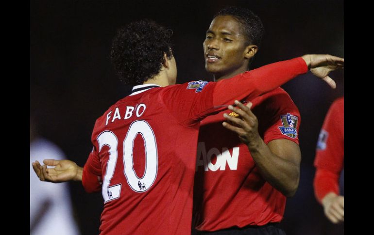 Antonio Valencia es felicitado por su compañero Fabio Da Silva por concretar el triunfo del ManU. REUTERS  /