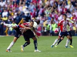 Aquivaldo Mosquera de America y Erick Torres de las Chivas de Guadalajara durante el clásico. MEXSPORT  /