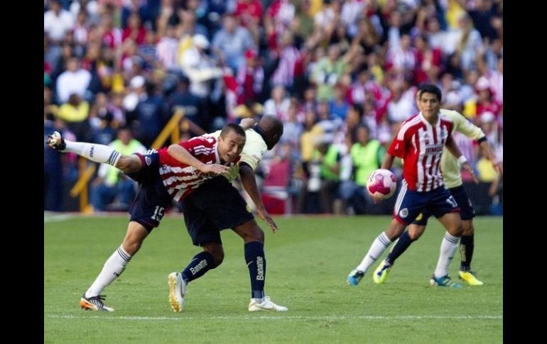 Aquivaldo Mosquera de America y Erick Torres de las Chivas de Guadalajara durante el clásico. MEXSPORT  /