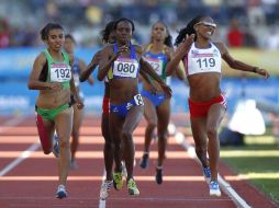 Gabriela Medina (izquierda) al momento de cruzar la meta. REUTERS  /