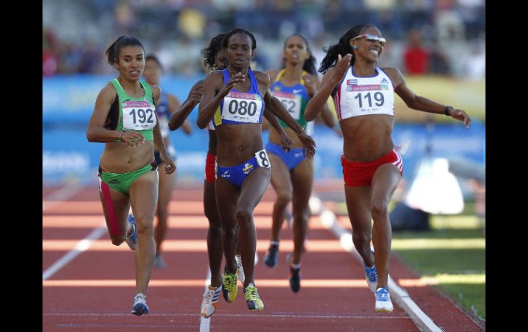 Gabriela Medina (izquierda) al momento de cruzar la meta. REUTERS  /