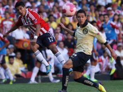 Jesús Sánchez de Chivas y Oscar Rojas del América durante el clásico. AP  /