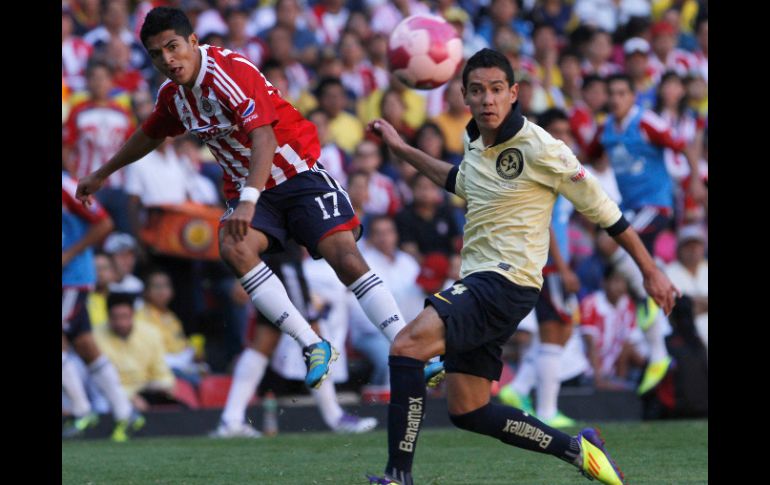 Jesús Sánchez de Chivas y Oscar Rojas del América durante el clásico. AP  /