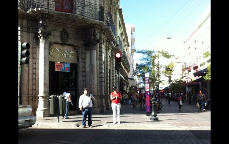 Semáforos se encendieron de nuevo  a las 16:30 horas, como éste en las calles Colón y Madero.  /