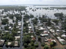 Las lluvias torrenciales que azotan en los últimos días a Tabasco mantienen incomunicadas a 660 localidades de esa Entidad. EFE  /