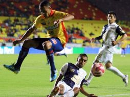 Aldo Leao de Morelia y de un jugador de Pachuca, durante el juego en el que resultaron empatados. MEXSPORT  /