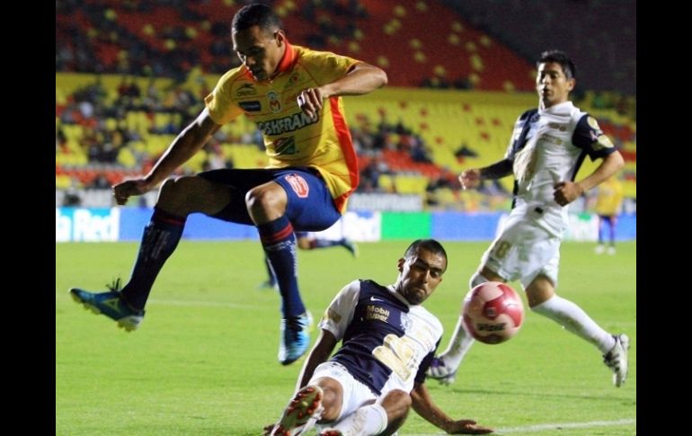 Aldo Leao de Morelia y de un jugador de Pachuca, durante el juego en el que resultaron empatados. MEXSPORT  /