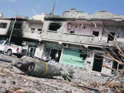 Un hombre inspecciona los destrozos causados a su vivienda en Sirte, ciudad natal del desaparecido ex líder libio. REUTERS  /