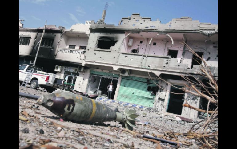 Un hombre inspecciona los destrozos causados a su vivienda en Sirte, ciudad natal del desaparecido ex líder libio. REUTERS  /