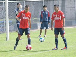 Marco Fabián (der.), mejor goleador de su escuadra, en prácticas con el plantel rojiblanco.  /