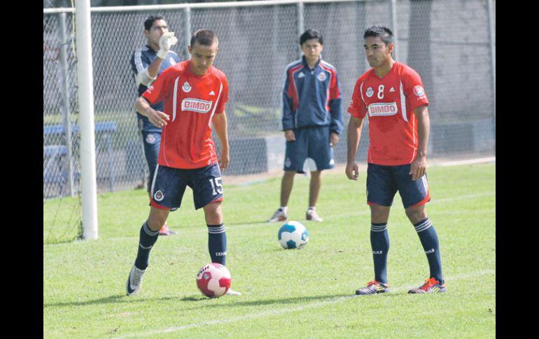 Marco Fabián (der.), mejor goleador de su escuadra, en prácticas con el plantel rojiblanco.  /