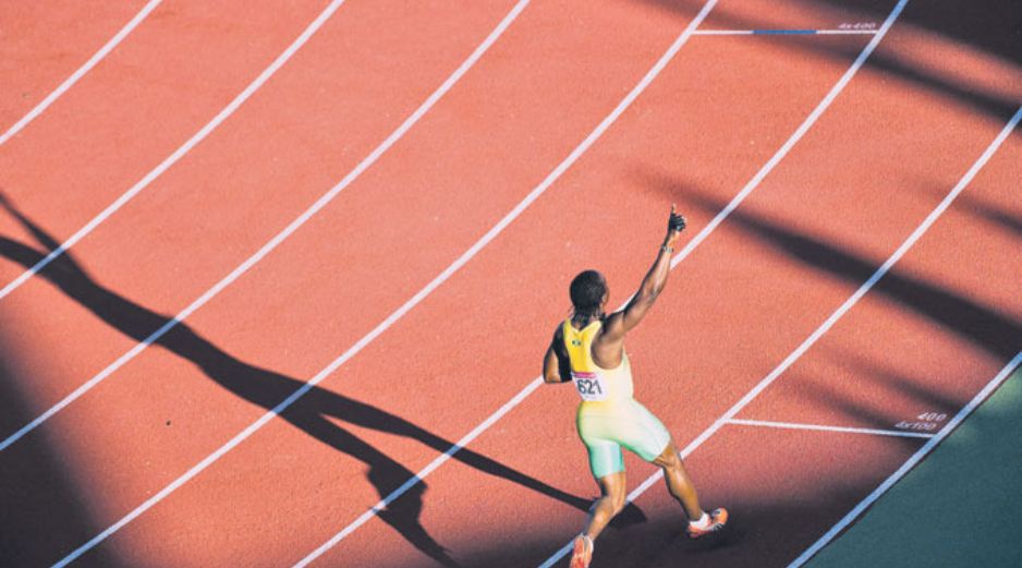 El jamaiquino Lerone Clarke celebra sobre el tartán del Estadio de Atletismo de Guadalajara.  /