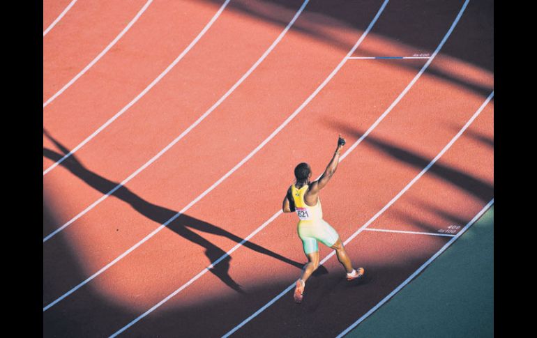 El jamaiquino Lerone Clarke celebra sobre el tartán del Estadio de Atletismo de Guadalajara.  /