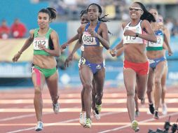 Gaby Medina (izquierda) repuntó en el final de la carrera; la cubana Adriana Muñoz (derecha) ganó el oro. MEXSPORT  /