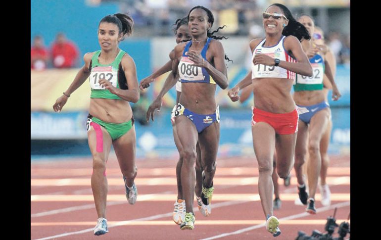 Gaby Medina (izquierda) repuntó en el final de la carrera; la cubana Adriana Muñoz (derecha) ganó el oro. MEXSPORT  /