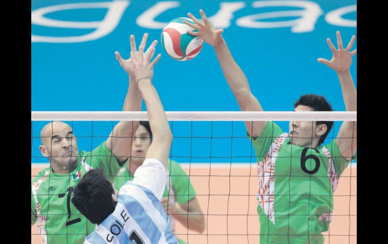 El equipo mexicano de voleibol de sala cayó por 3-2 ante Argentina. AP  /