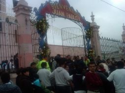 Fieles se arremolian en las afueras de la parroquia de San Miguel en Cocula.  /