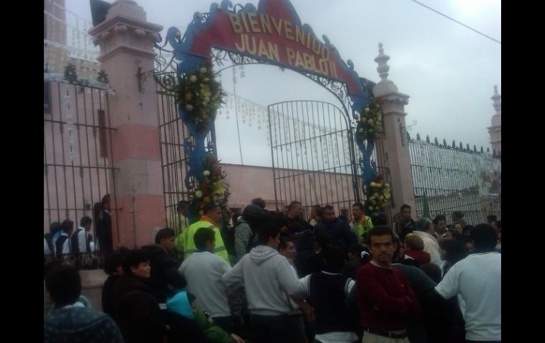 Fieles se arremolian en las afueras de la parroquia de San Miguel en Cocula.  /