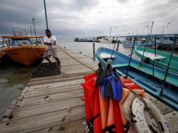 Las comunidades pesqueras se preparan para la llegada de 'Rina' amarrando sus pertenencias al muelle. EFE  /