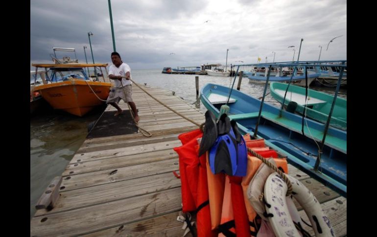 Las comunidades pesqueras se preparan para la llegada de 'Rina' amarrando sus pertenencias al muelle. EFE  /