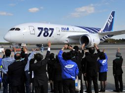 Trabajadores de la aerolínea despiden el primer vuelo comercial del Boeing 787 Dreamliner. AFP  /