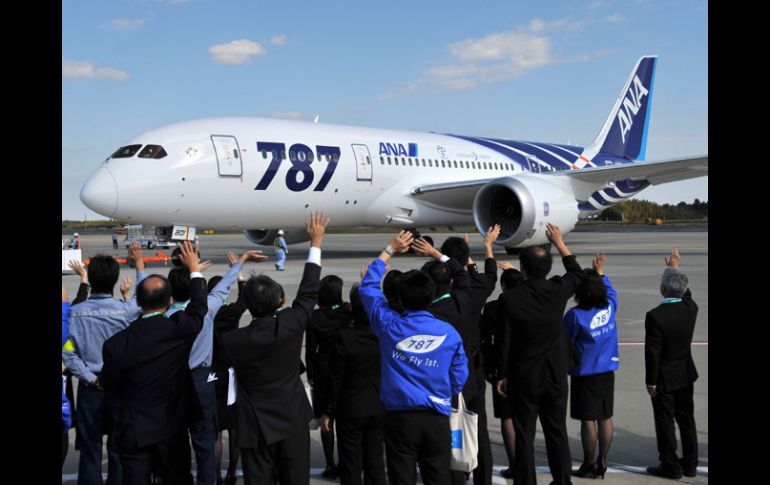 Trabajadores de la aerolínea despiden el primer vuelo comercial del Boeing 787 Dreamliner. AFP  /