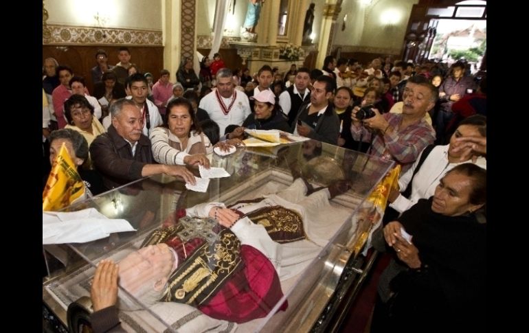 En todas las poblaciones los habitantes muestran fervor hacia los restos del beato.  /