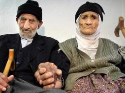 Un ejemplo de longevidad es la pareja turca de 112 y 110 años. EFE  /