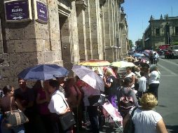 Afuera de la Catedral los fieles ya hacen fila a la espera del arribo de los objetos del beato.  /