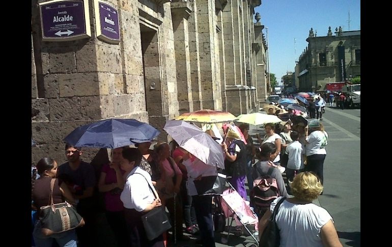 Afuera de la Catedral los fieles ya hacen fila a la espera del arribo de los objetos del beato.  /