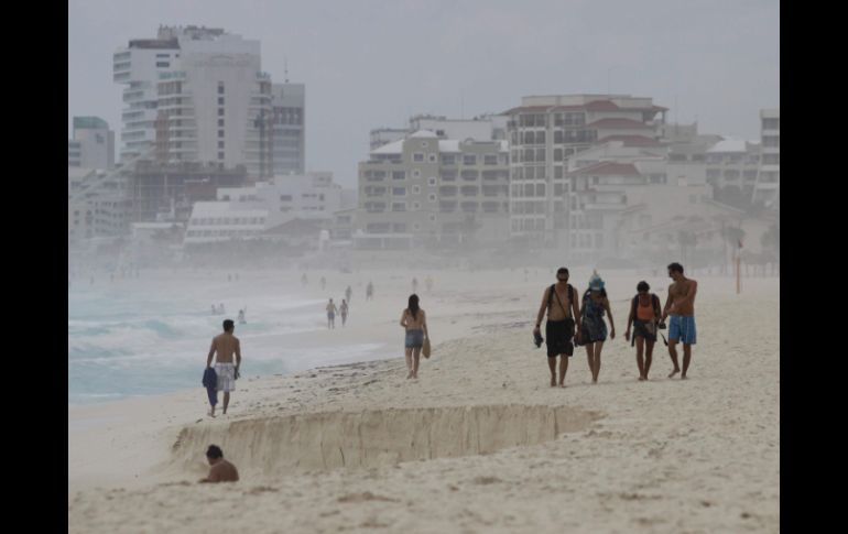 En la imagen el Puerto mexicano de Cancún, donde esperan la llegada del huracán Rina, que avanza lentamente hacia México. EFE  /