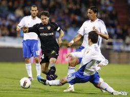 Pablo Piatti (I), intenta llevarse el balón ante los jugadores del Real Zaragoza, Mateos y el portugués Fernando Silva (D). EFE  /