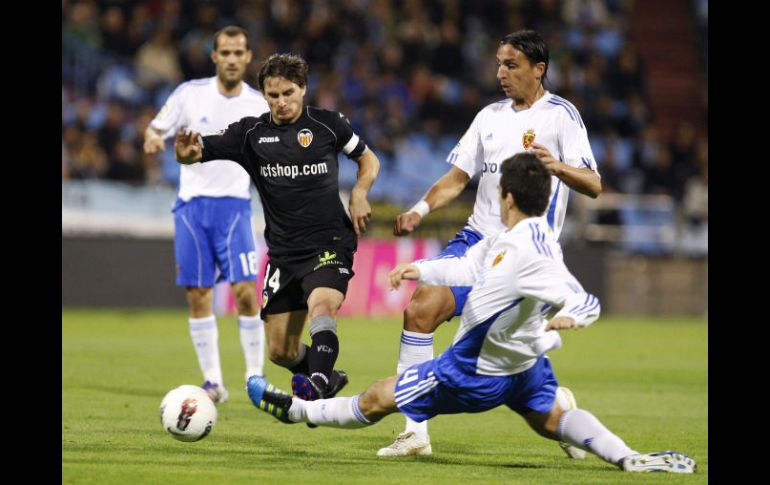 Pablo Piatti (I), intenta llevarse el balón ante los jugadores del Real Zaragoza, Mateos y el portugués Fernando Silva (D). EFE  /