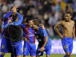 Los jugadores del Levante festejan la anotación de su compañero Rubén Suarez, que sello su triunfo ante Real Sociedad. AFP  /