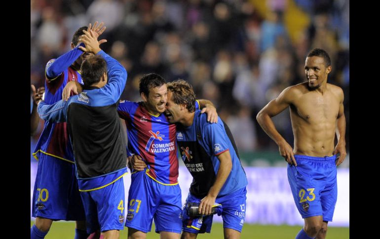 Los jugadores del Levante festejan la anotación de su compañero Rubén Suarez, que sello su triunfo ante Real Sociedad. AFP  /