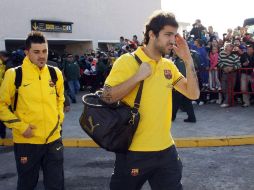 David Villa (I) y Cesc Fábregas fueron recibidos ayer por los aficionados tras llegar al aeropuerto de Granada. EFE  /