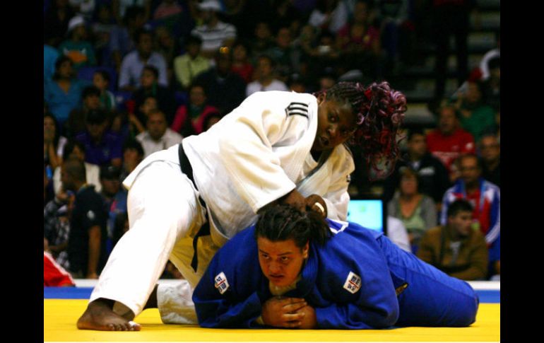 Zambotti (azul) le da un bronce al país en Judo  /