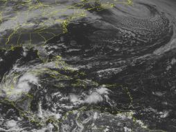 El huracán ''Rina'' perdió intensidad al bajar sus vientos máximos . AP  /