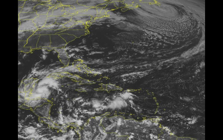 El huracán ''Rina'' perdió intensidad al bajar sus vientos máximos . AP  /