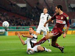 El jugador del Stuttgart, Cristian Molinaro (D), pelea por el control del balón con el jugador del FSV Frankfurt, Bjoern Schlick. EFE  /